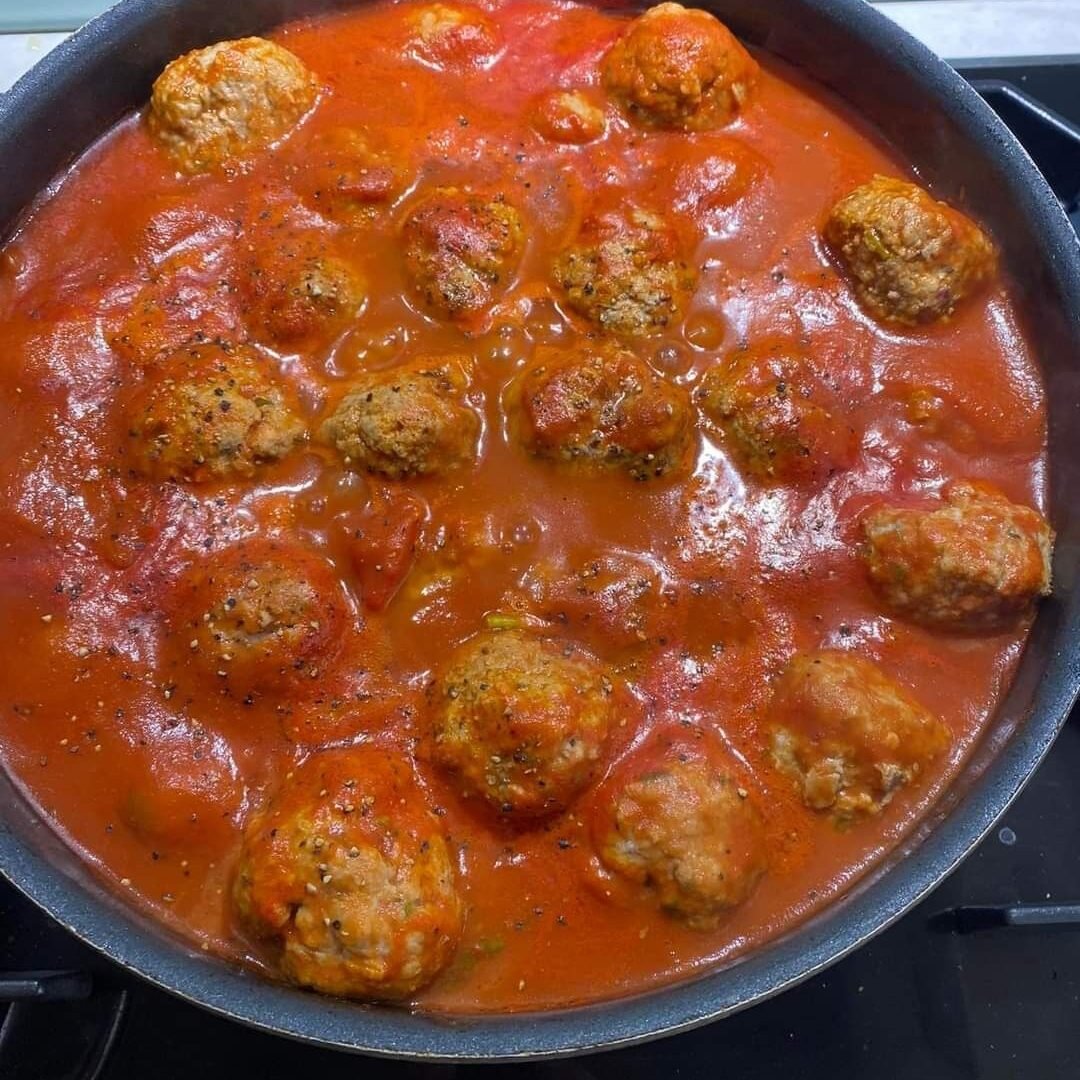 Hungarian Meatballs in Tomato Sauce (Paradicsomos Húsgombóc) 0b7bcdc1cf011c616e356d6167f4de5c (1)