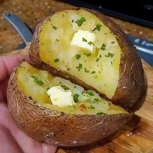 The Best Baked Potato Recipe: Crispy Skin, Fluffy Center, and Ready in Minutes 760461469_1059162326653630_7437858337408678477_n